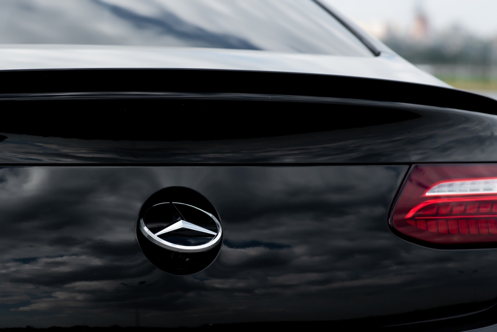 Hvis du ser en Mercedes køre rundt med logoet på skrå, er der en god grund