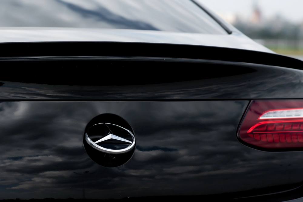 Hvis du ser en Mercedes køre rundt med logoet på skrå, er der en god grund