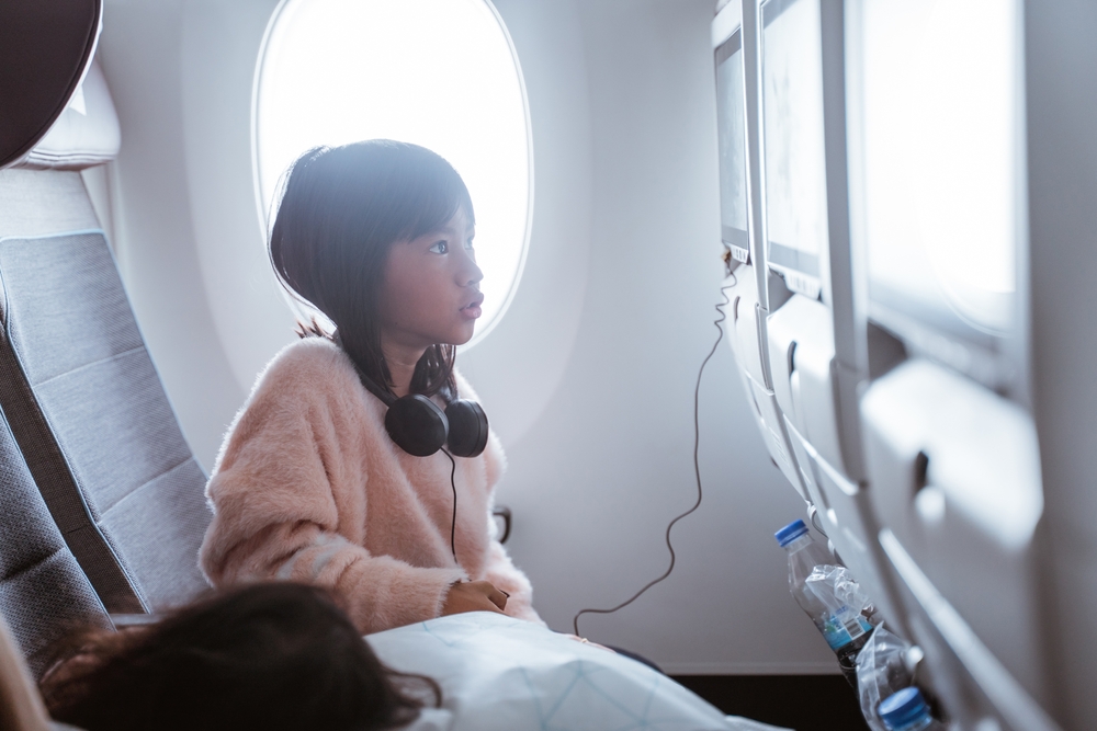 Kvinde generede lille pige i flyet: Så sagde faderen noget helt genialt