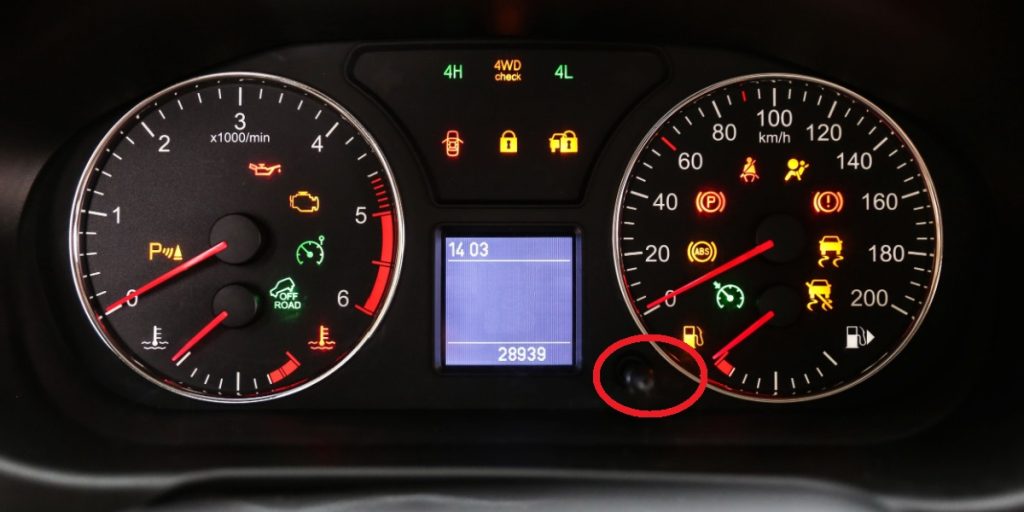 Ofte overset knaps ukendte funktion gør mørkekørsel langt nemmere