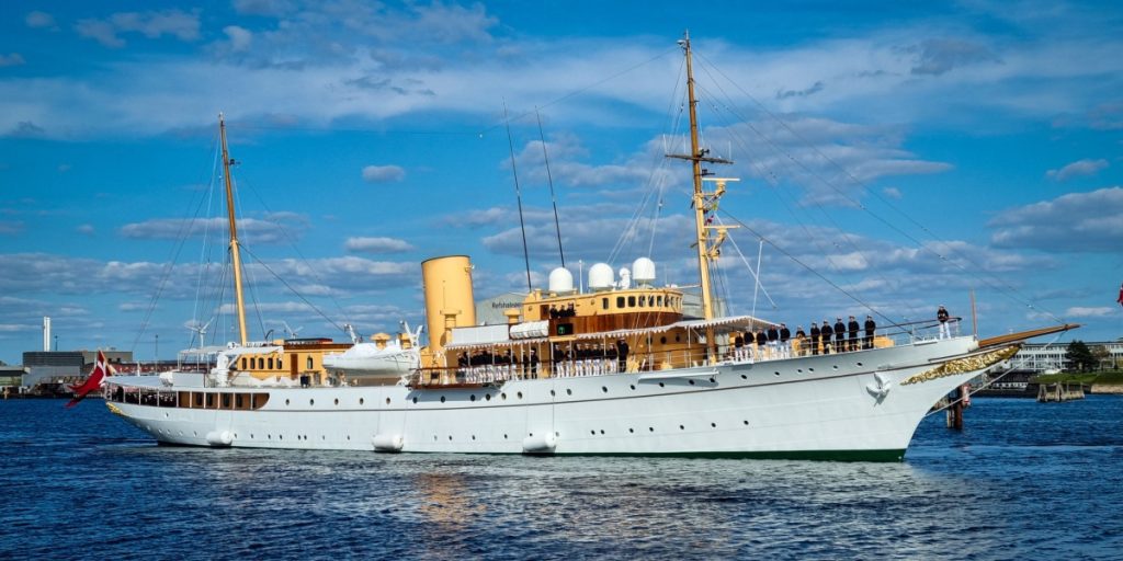 Kongeparret på sommertogt: Disse danske byer sejler Dannebrog til