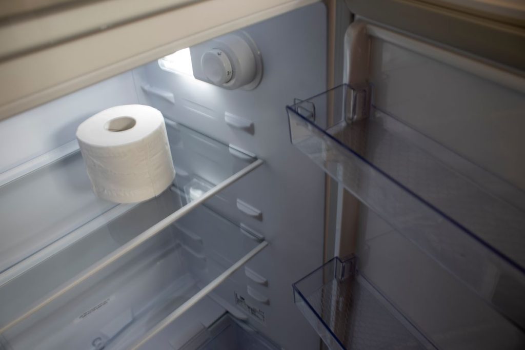 Læg toiletpapir i køleskabet: Du vil takke dig selv næste gang, du åbner døren