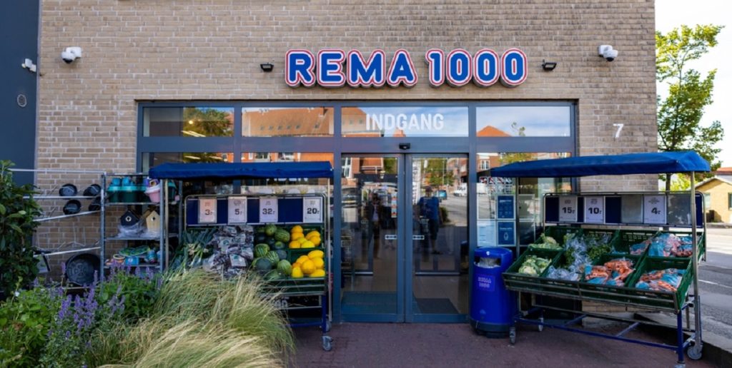 Politiet efterlyser mand, der truede med pistol i Rema 1000: Har du set ham?