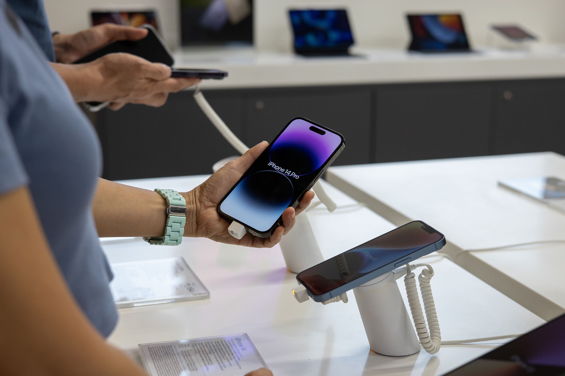 Helt vildt: Nu kan danskere få spritny iPhone 14 Pro til halv pris