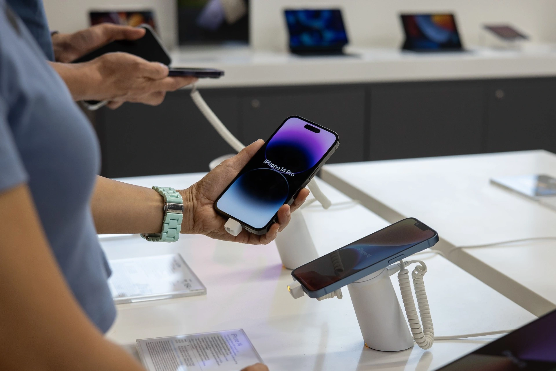 Helt vildt: Nu kan danskere få spritny iPhone 14 Pro til halv pris