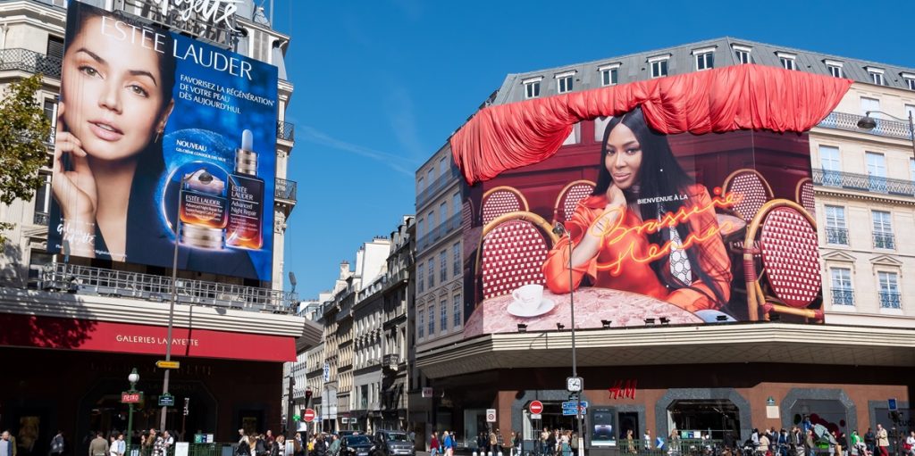 Træt af grimme reklamer på bygninger? Kommune indfører nye regler