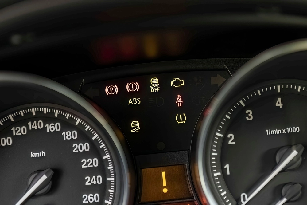 Hvis motorlampen pludselig begynder at lyse, skal du straks gøre dette