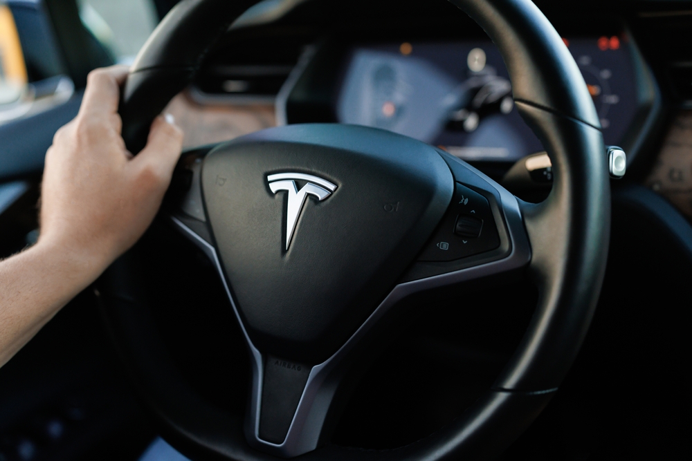 Datter lånte fars Tesla: Endte i kæmpe trafikkaos og bøde fra politiet