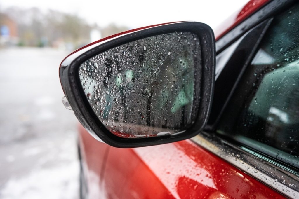 Smart trick går viralt: Sådan undgår du vanddråber på bilens sidespejl