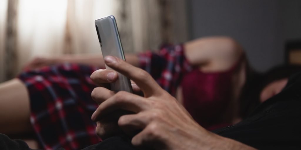 Datingekspert afslører: Kend de røde flag, sådan spotter du utroskab