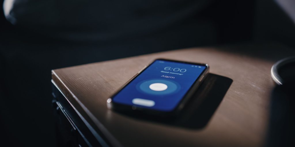 Ekspert advarer: Derfor bør du aldrig vågne til din telefonalarm