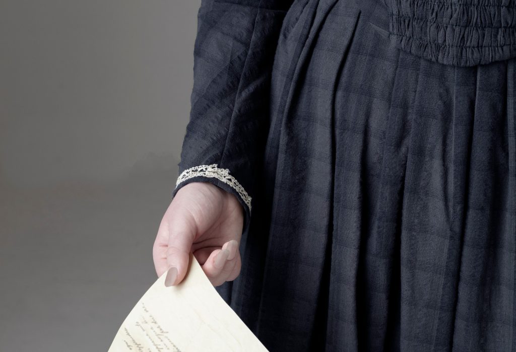 Sara købte antik kjole fra 1800-tallet: En seddel i skjult lomme gemte på denne besked