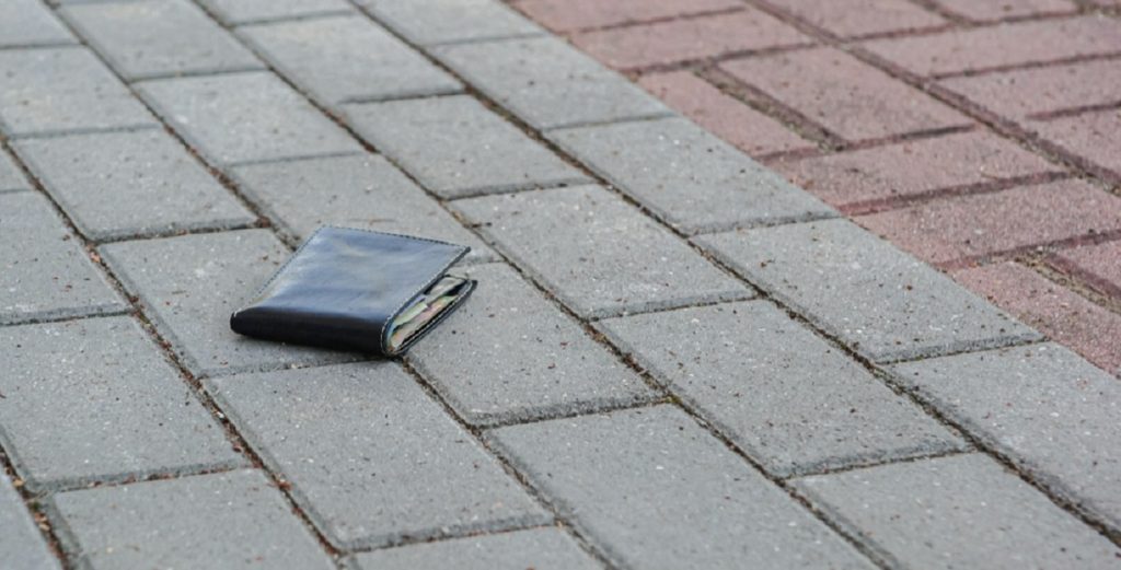15-årig fandt dyr pung fyldt med penge: Pludselig tog ejerens ‘takke-gestus’ en uventet drejning