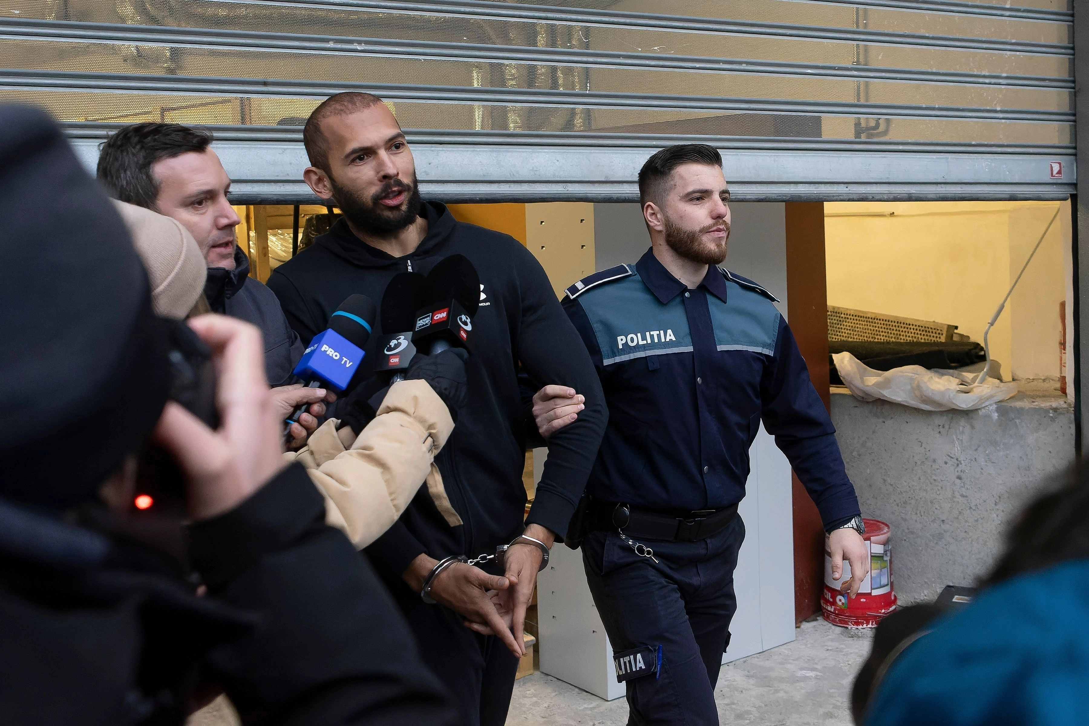Melder ud: Influencer sigtet for voldtægt og menneskehandel