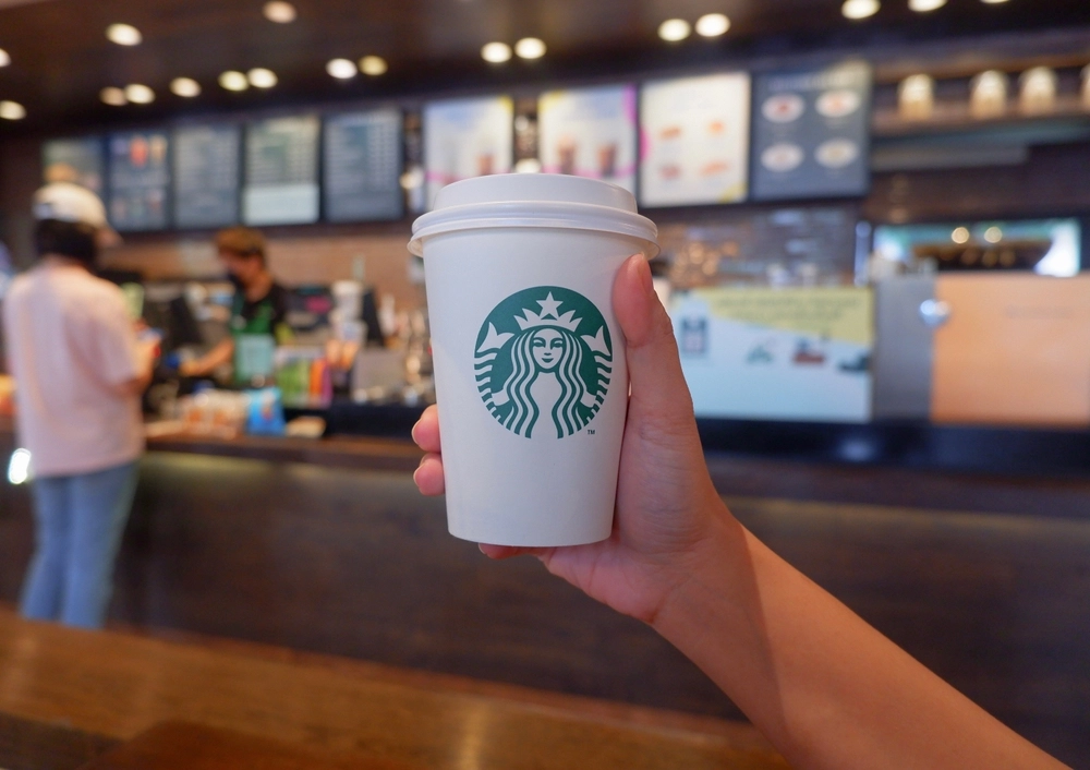 Starbucks i julestemning: Her kan du få halv pris på din kaffe
