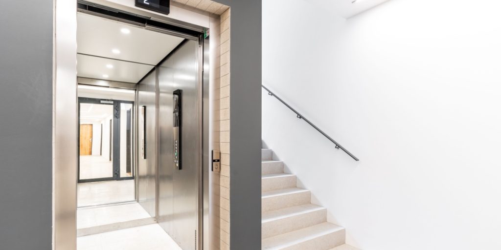 Mange har undret sig: Derfor er der spejle i elevatoren