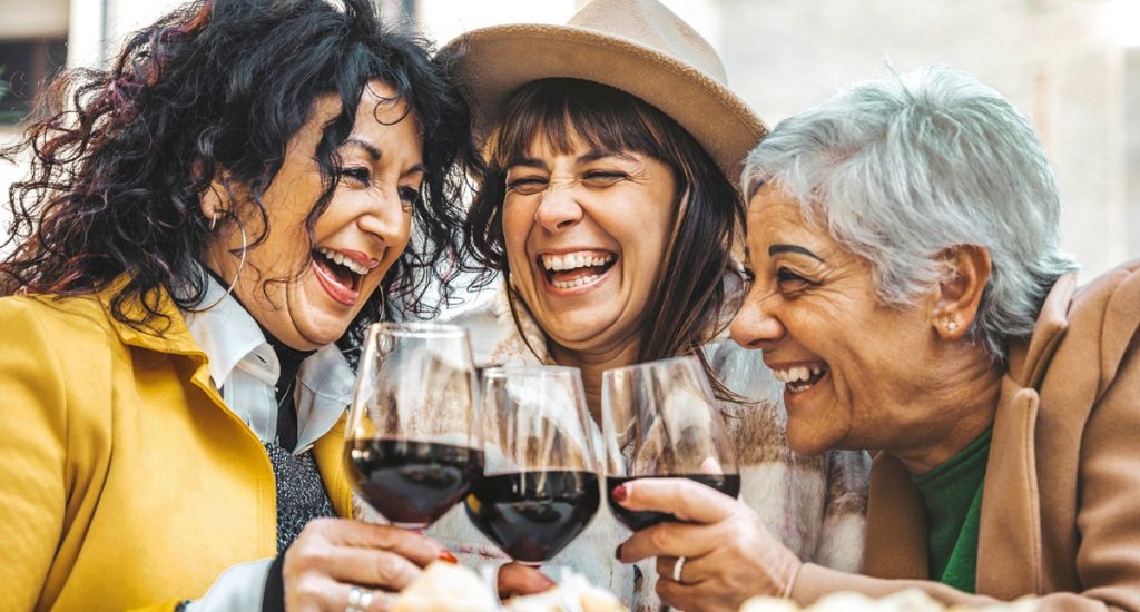 Forskningen har talt: Du lever muligvis længere, hvis du drikker et glas vin med veninderne
