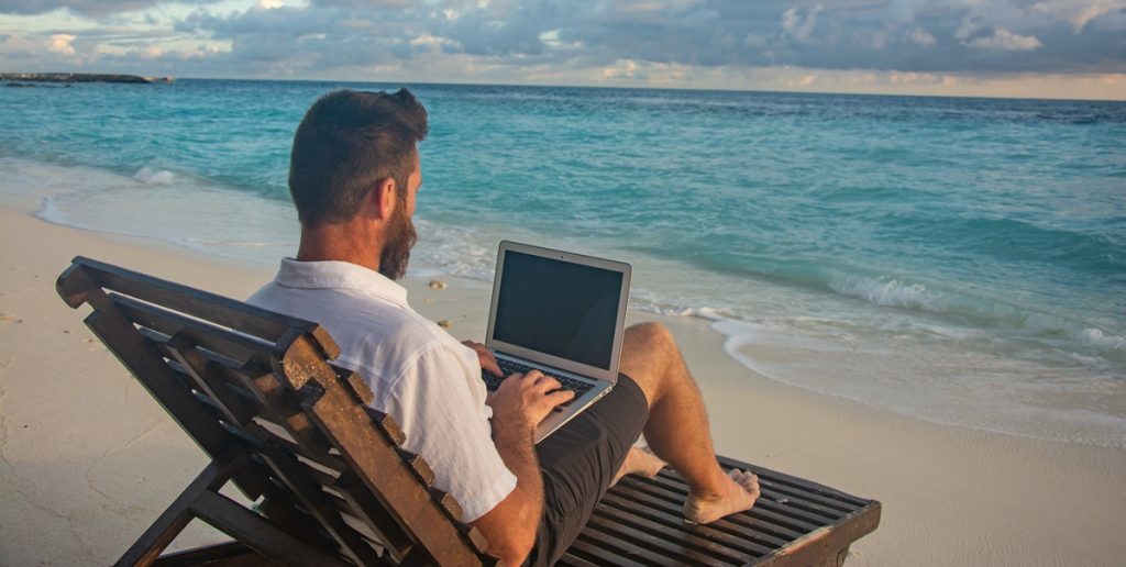 Sommerferien er under pres: Hver tredje bliver kontaktet af arbejdet, når de holder ferie