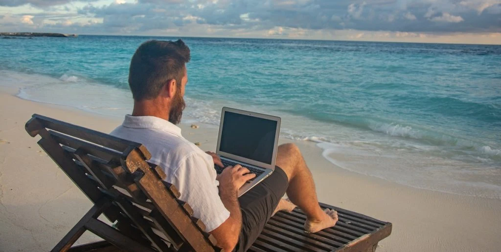 Sommerferien er under pres: Hver tredje bliver kontaktet af arbejdet, når de holder ferie