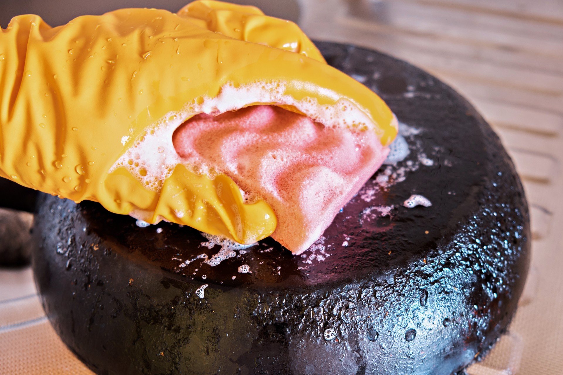 Få dine gryder og pander til at skinne igen – du skal kun bruge 2 ingredienser