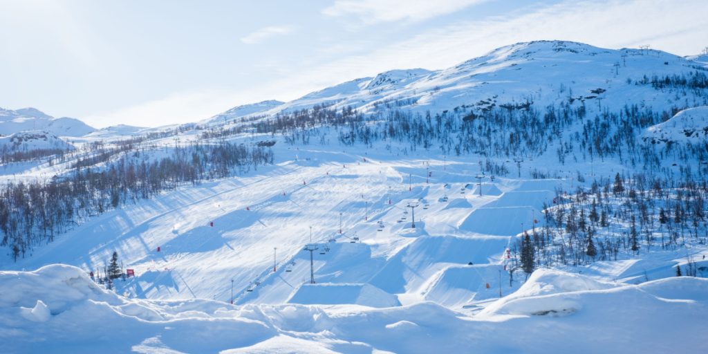 Ulykke i populært skiområde: To børn faldt ud af lift