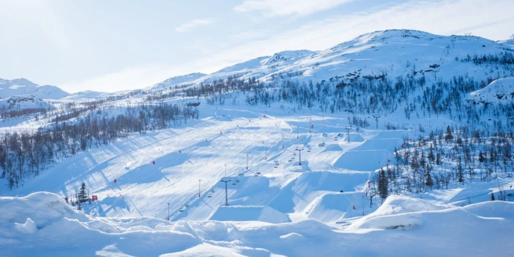 Ulykke i populært skiområde: To børn faldt ud af lift