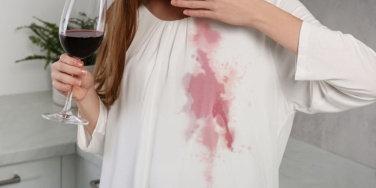 Sådan slipper du af med rødvinspletter på tøj og tæpper, så de ser så godt som nye ud