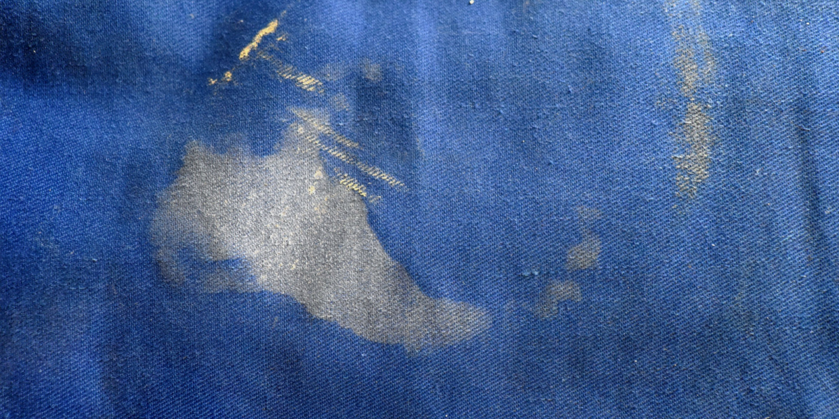 Ekspert deler genialt trick: Sådan får du størknet maling af tøjet – og mirakelmidlet står i de fleste danskeres toiletskab