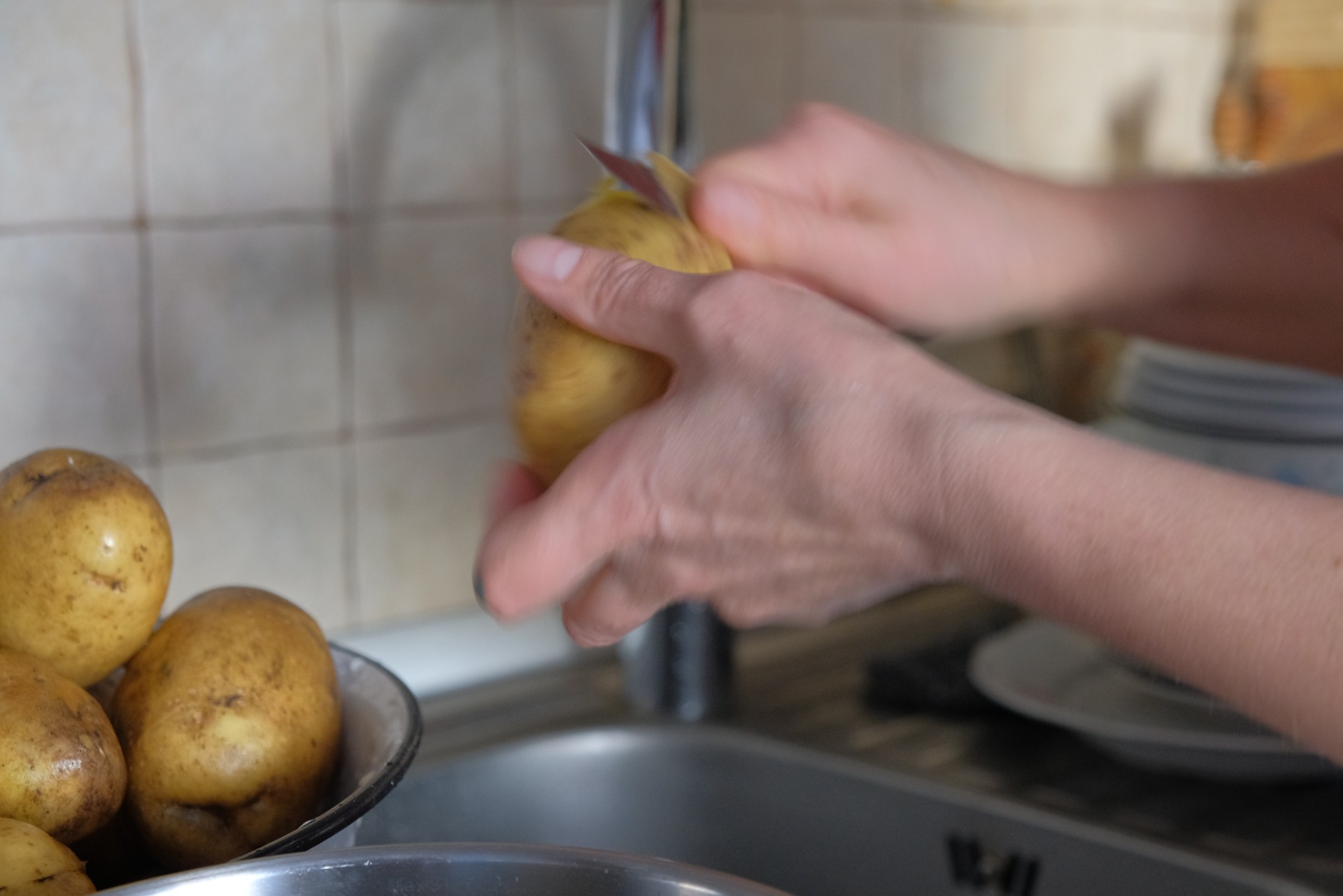 Alt for få kender det: Gør dette ved dine kartofler, og skrællen ryger af med et snuptag