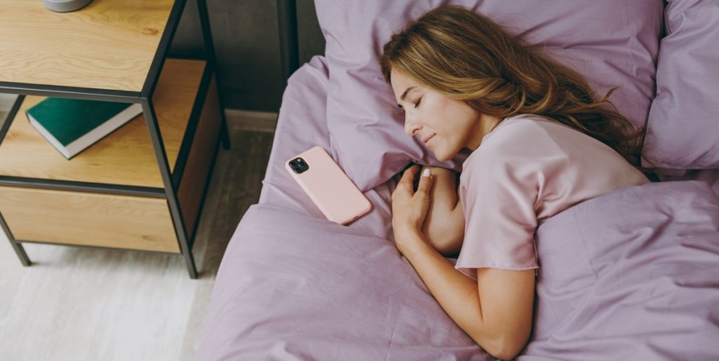 De fleste er skyldige i dette: Derfor bør du altid slukke din telefon om natten