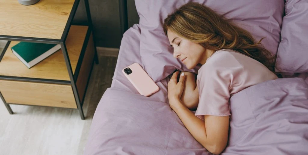 De fleste er skyldige i dette: Derfor bør du altid slukke din telefon om natten