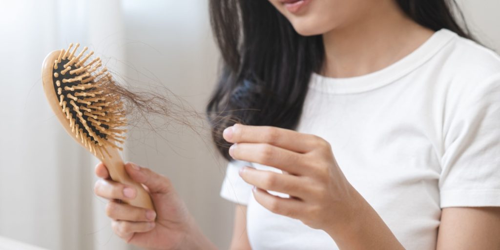 Har du også lagt mærke til det? Hårekspert bekræfter nu: Derfor taber du flere hår i foråret