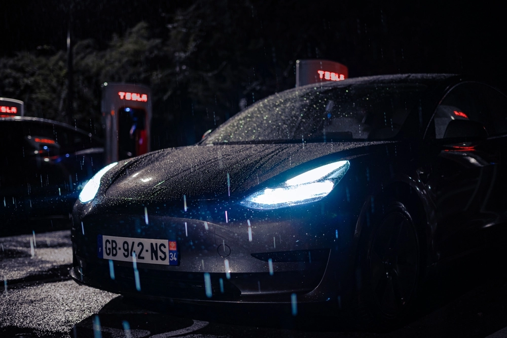 Tesla-ejer udsat for hærværk: Nu gruer han for årsagen bag