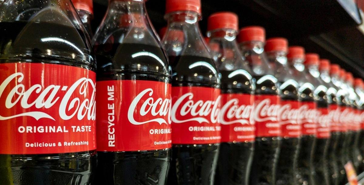 Sådan bør du hælde cola op i et glas: Se tricket, der har taget internettet med storm