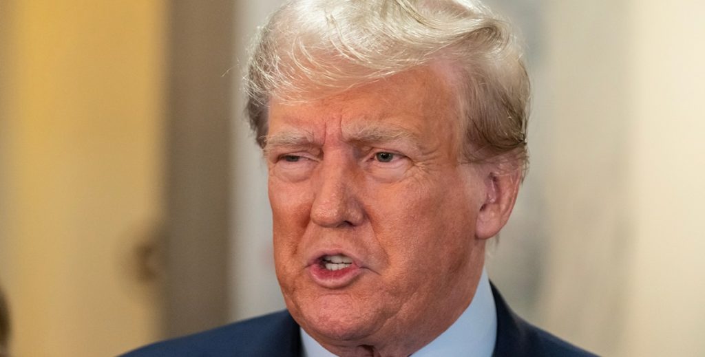 Retsmediciner taler ud: Så tæt var Donald Trump på døden