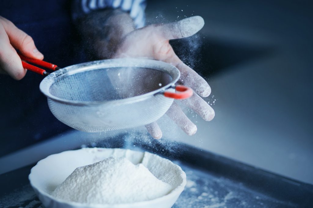 Han gnider smør i sin køkkensi: Når du ser hvorfor vil du gøre det samme