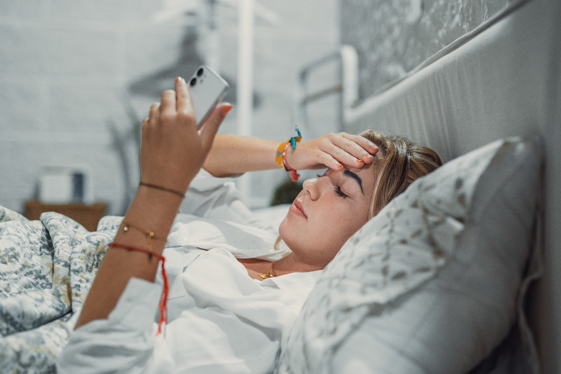 Derfor bør du undgå at scrolle på telefonen om morgenen