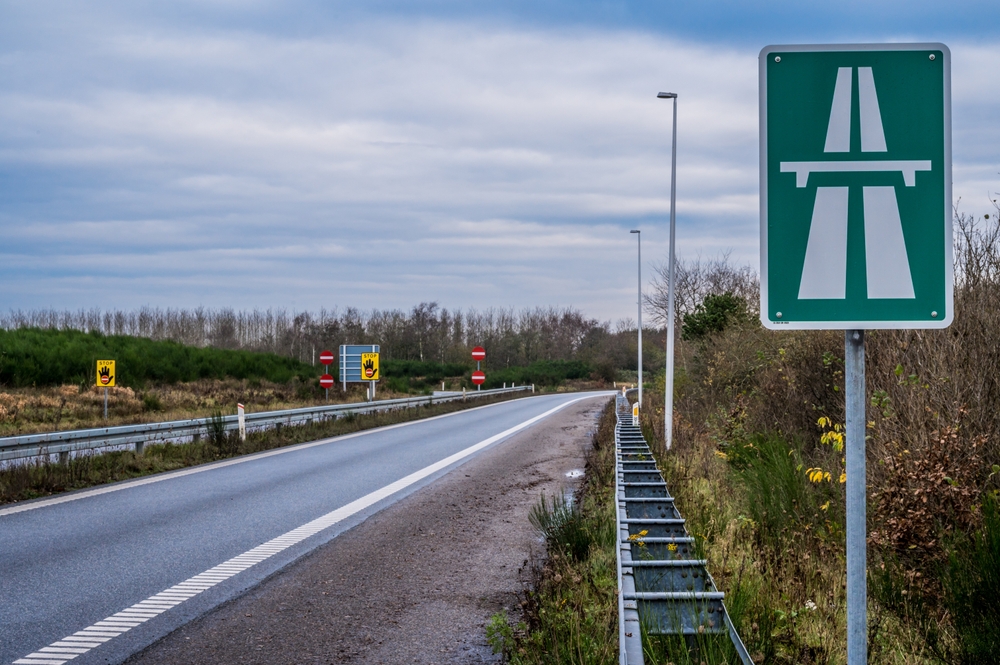 Så langsomt må du køre på de danske motorveje: Svaret vil måske overraske dig