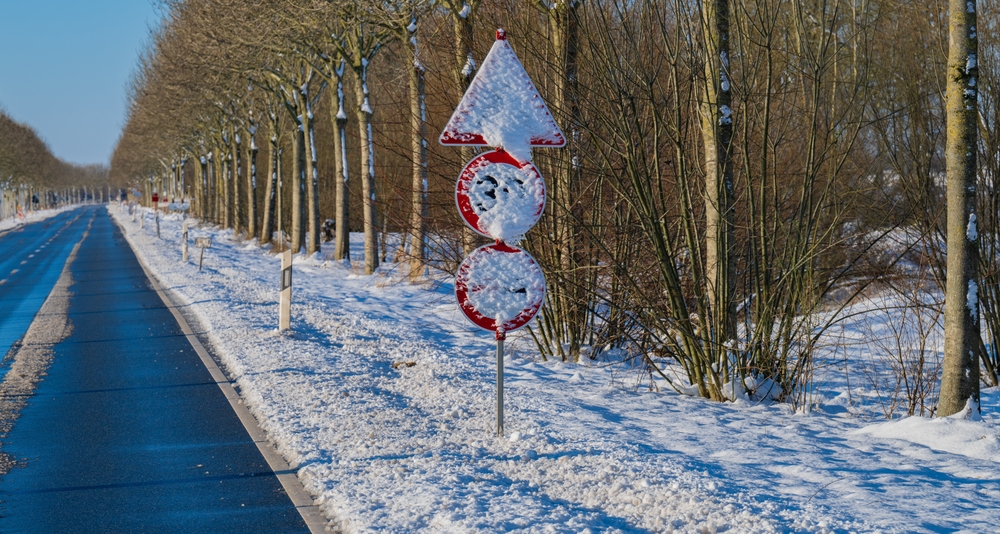 Er et skilt i trafikken stadig gyldigt, hvis det er dækket af sne? Her er svaret