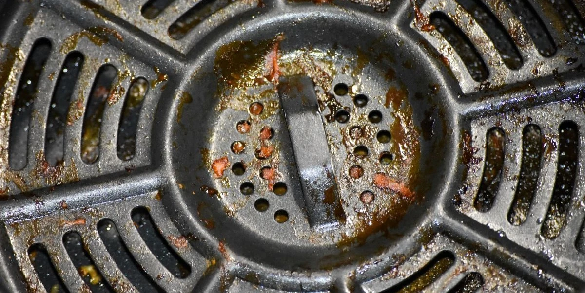 Har du en airfryer? Sådan rengør du den på 5 minutter uden at skrubbe