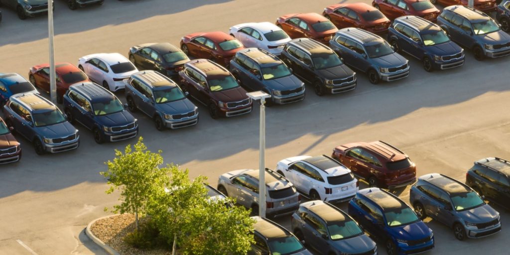 Har du også bemærket de høje pæle på parkeringspladsen? Kommune afslører nu deres funktion