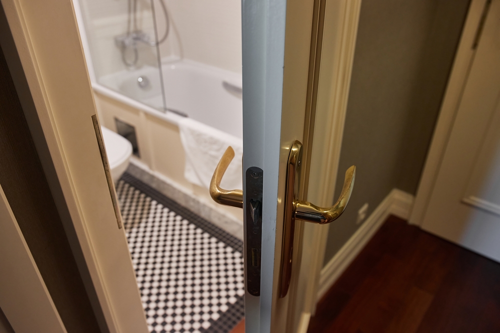 Derfor bør du lade badeværelseslyset stå tændt om natten, når du er på hotel