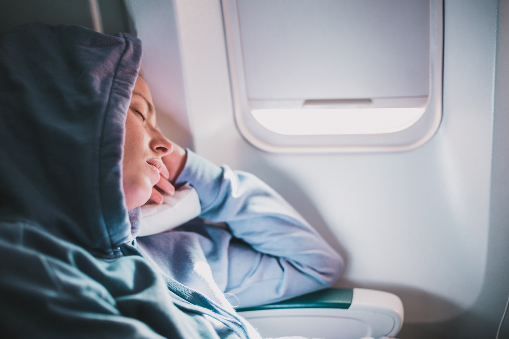 Sover du tit under flyturen? Det bør du straks holde op med