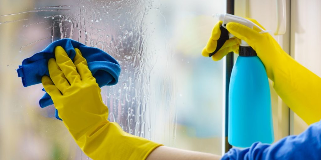 Bøvler du også med gammel klister og lim på vinduerne? Sådan får det af