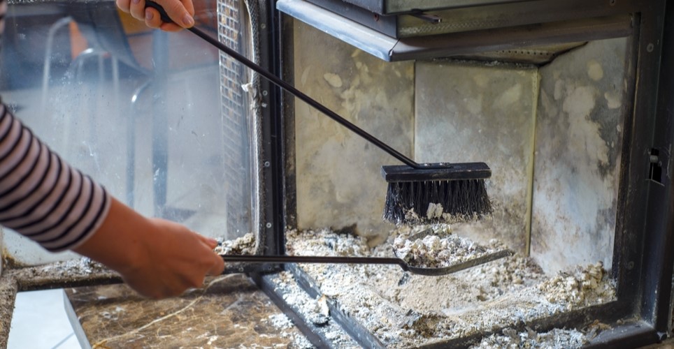 Kvinde ville bare gøre pejsen ren – men det, hun finder, giver hende kuldegysninger