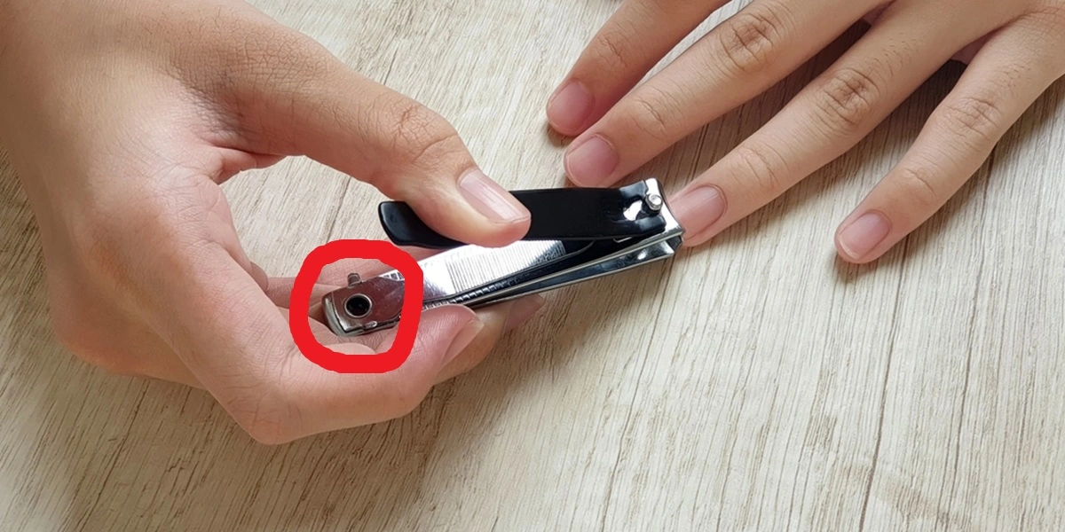 Her er, hvad det lille hul på negleklipperen faktisk betyder