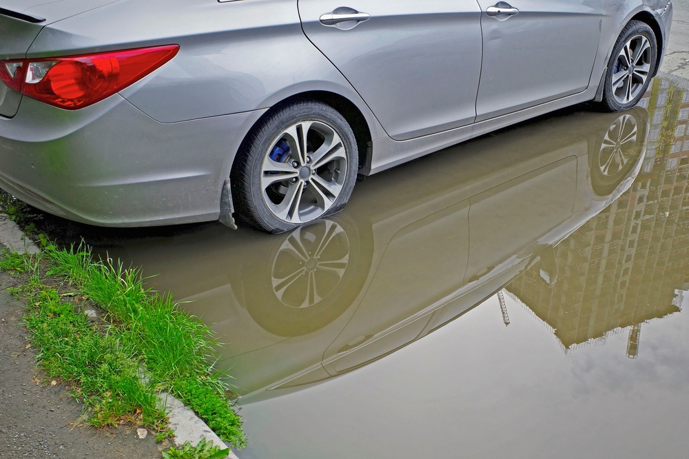 Bilejere bør undgå at parkere over selv små vandpytter – kan koste dyrt