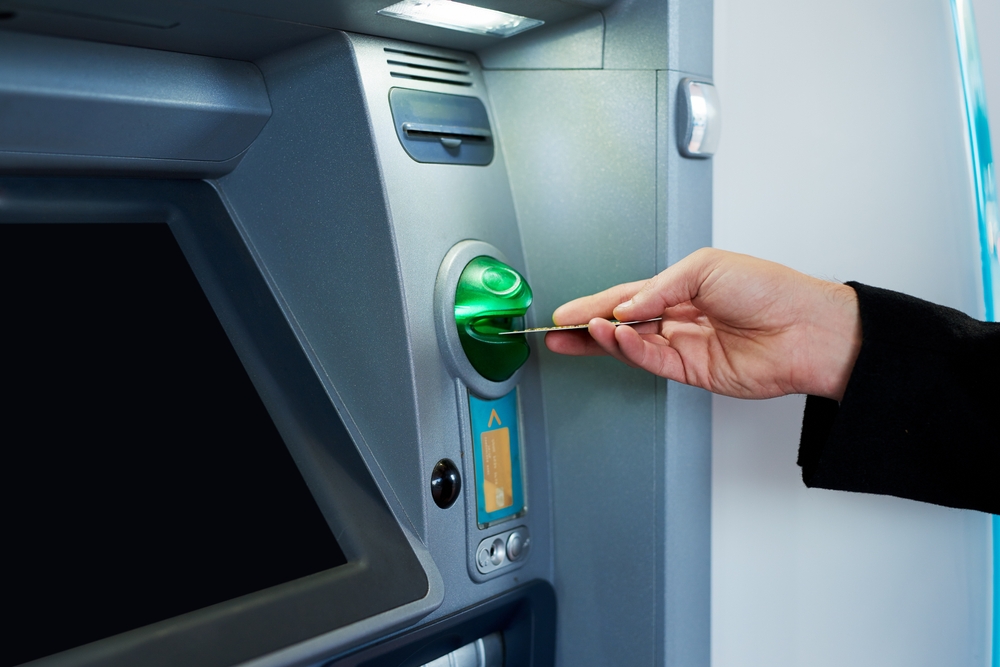 Gør ikke denne fejl ved hæveautomaten – det kan koste dig dyrt