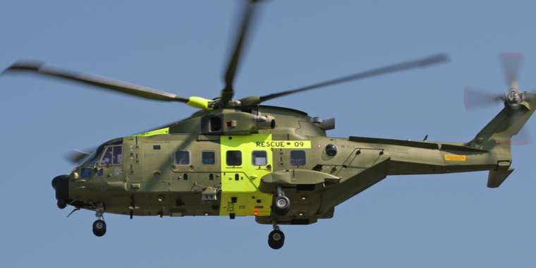 Stor redningsaktion: Fly og helikoptere leder efter nødstedt person