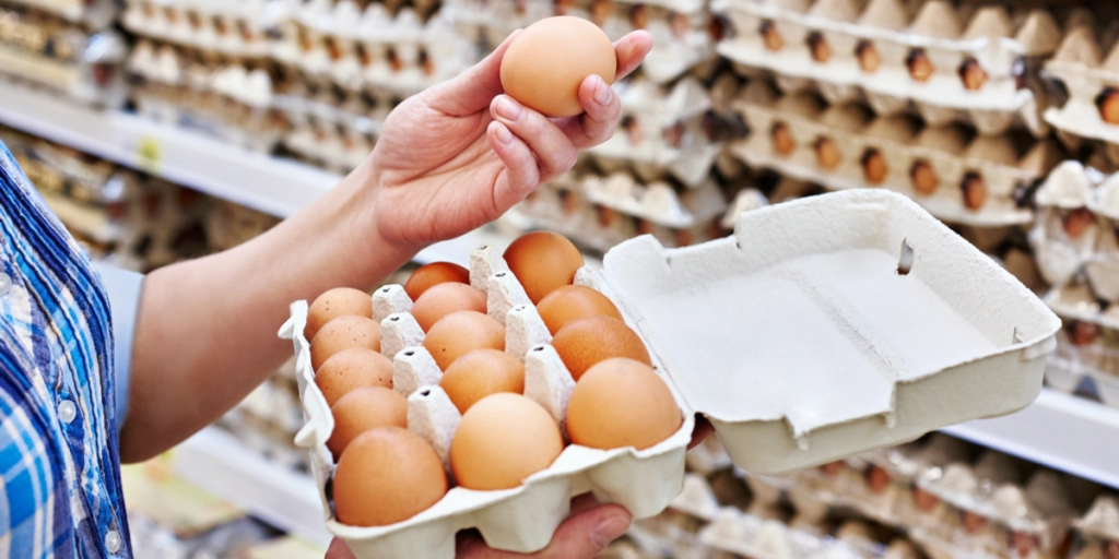 Supermarkeder rationerer æg på grund af landsdækkende mangel